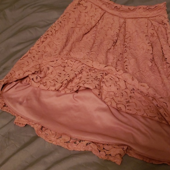 Pink lace skirt - Picture 3 of 3